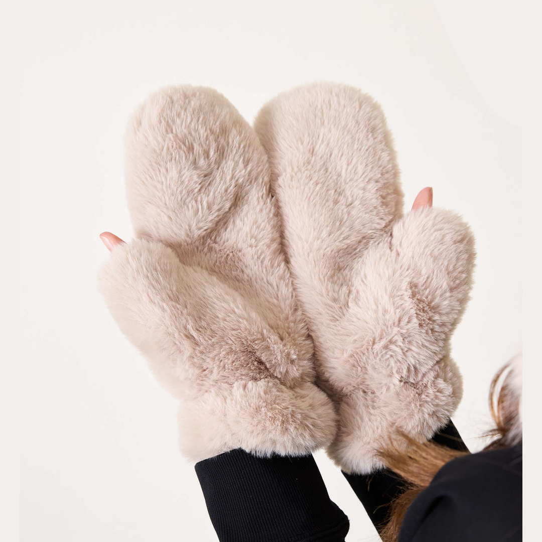 Cozy Cabin Faux Fur Mittens in Oatmeal